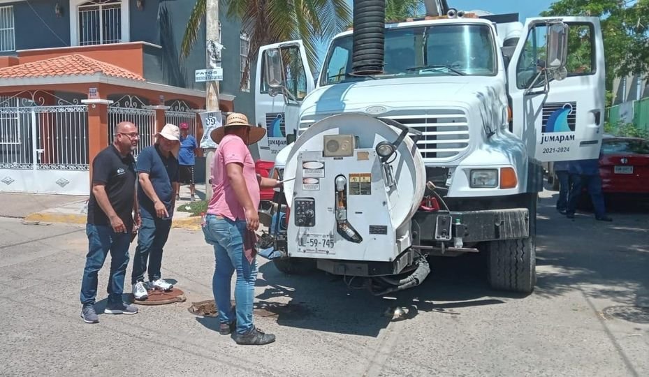 *Incluso en días festivos, JUMAPAM trabaja sin descanso para solucionar problemá *Incluso en días festivos, JUMAPAM trabaja sin descanso para solucionar problemá