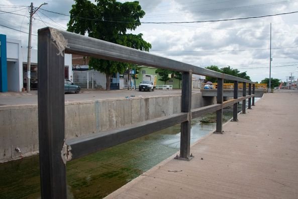 *Inicia la colocación de barandales peatonales en el canal del fracc. Chulavista