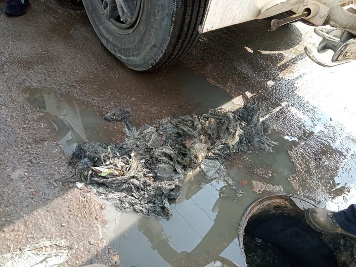 *JUMAPAM extrae un “tapón de trapos” del alcantarillado en Villa Vede* *JUMAPAM extrae un “tapón de trapos” del alcantarillado en Villa Vede*