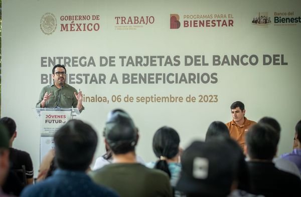 *Juan de Dios Gámez participa en la entrega de tarjetas para el programa «Jóvene *Juan de Dios Gámez participa en la entrega de tarjetas para el programa «Jóvene