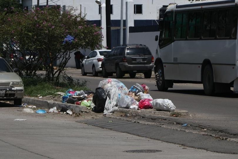 *Llaman a vecinos a frenar contaminación en la avenida Emilio Barragán.* *Llaman a vecinos a frenar contaminación en la avenida Emilio Barragán.*