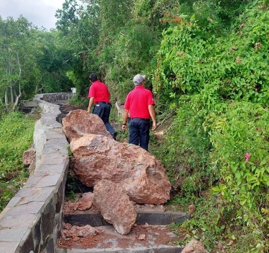 *Lluvias de 25 milímetros generan deslave en el Cerro del Creston.* *Lluvias de 25 milímetros generan deslave en el Cerro del Creston.*