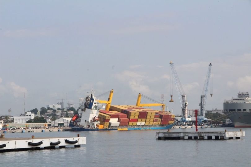 Sigue carguero encorado en Mazatlán, suspenden entrada de barcos al puerto por s