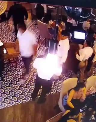 UN SUJETO VESTIDO DE TEXANO, O A LA MEXICANA, APROVECHA EL 15 DE SEPTIEMBRE EN L UN SUJETO VESTIDO DE TEXANO, O A LA MEXICANA, APROVECHA EL 15 DE SEPTIEMBRE EN L