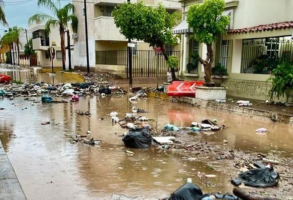 Una importante cantidad de basura fue arrastrada al colector Roosevelt que se ub Una importante cantidad de basura fue arrastrada al colector Roosevelt que se ub