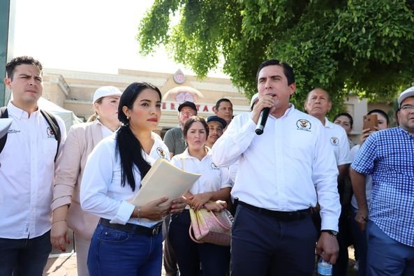 Universitarios se manifiestan en la Fiscalía Estatal; entregan extrañamiento y a