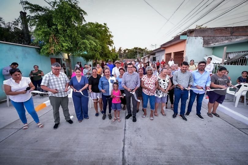 *Vecinos de la Calle Paraíso Rosales en Urías estrenan pavimento y red hidrosani *Vecinos de la Calle Paraíso Rosales en Urías estrenan pavimento y red hidrosani