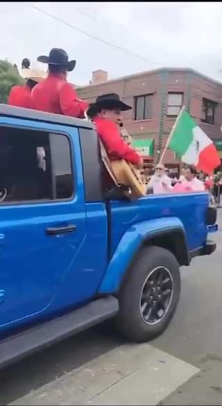 XOCHITL GÁLVEZ, APOYADA EN CHICAGO DURANTE  EL DESFILE DE LA INDEPENDENCIA.