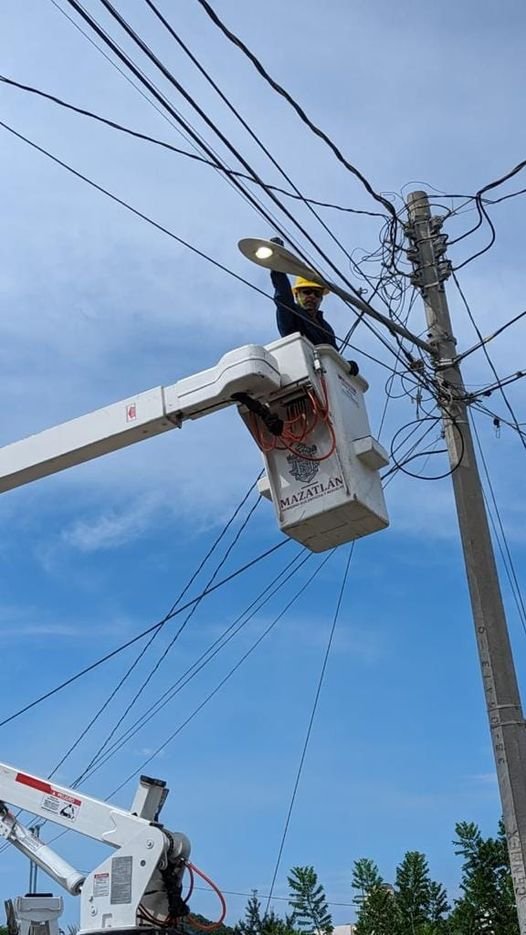 *¡Respuesta inmediata! Alumbrado Público instala lámparas en Rincón de Mazatlán. *¡Respuesta inmediata! Alumbrado Público instala lámparas en Rincón de Mazatlán.