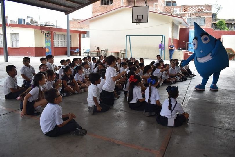 *Alumnos de El Chamizal aprenden y juegan con “Tita”* *Alumnos de El Chamizal aprenden y juegan con “Tita”*