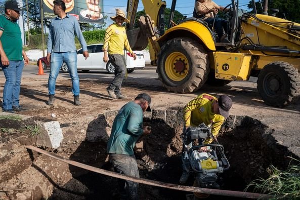 *Ayuntamiento repara socavón en el bulevar Pedro Infante*