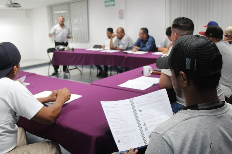 *Capacitan al personal de JUMAPAM en operación y mantenimiento de camiones sewer *Capacitan al personal de JUMAPAM en operación y mantenimiento de camiones sewer