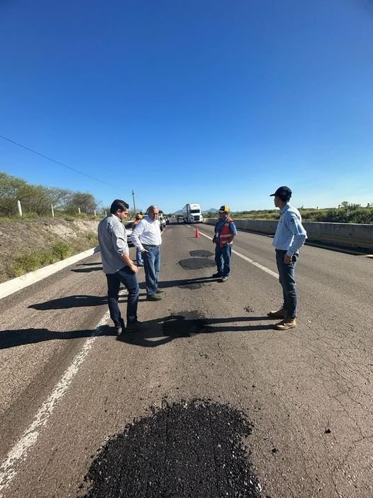 El gobernador Rubén Rocha supervisó el bacheo y reencarpetado de la Autopista Be El gobernador Rubén Rocha supervisó el bacheo y reencarpetado de la Autopista Be