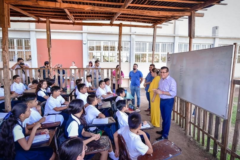 *Entregan Gobierno Municipal y DIF Mazatlán 10 abanicos a estudiantes de la Secu *Entregan Gobierno Municipal y DIF Mazatlán 10 abanicos a estudiantes de la Secu