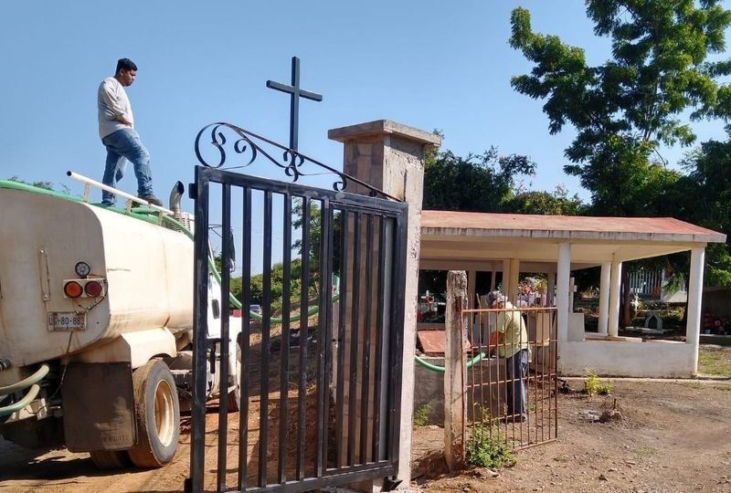 *JUMAPAM se suma al Operativo de Día de Muertos, llevando agua a los panteones*