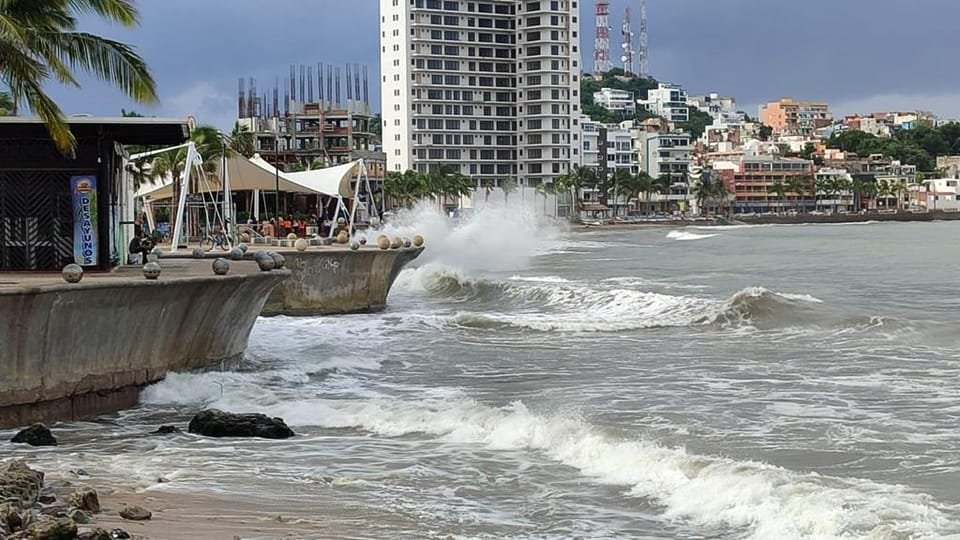 *Prevalece restricción en el área de playas en Mazatlán.* *Prevalece restricción en el área de playas en Mazatlán.*
