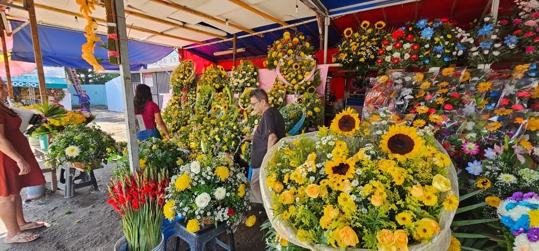 Repunta la venta de flores previo al Día de Muertos en Mazatlán Repunta la venta de flores previo al Día de Muertos en Mazatlán