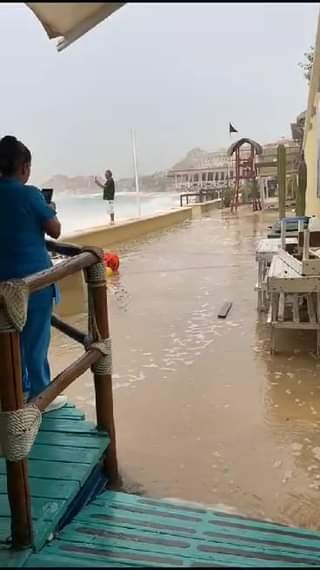 SUSTO Y BAÑO…ESTO SUCEDIÓ EN LOS CABOS,  HACE DOS DÍAS…