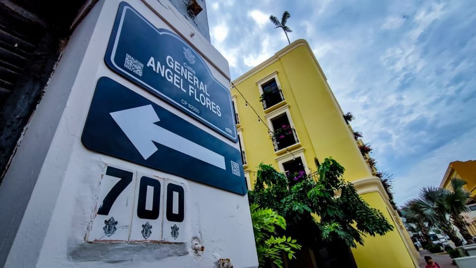 *Colocan nueva señalética vial y de nomenclatura en calles del Centro Histórico.