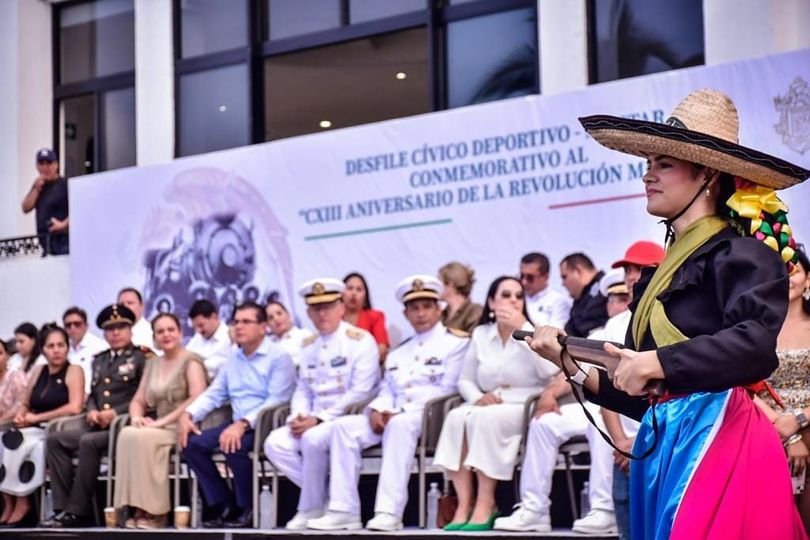*Edgar González preside lucido desfile conmemorativo del 113 aniversario de la R
