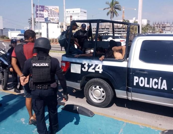 Elementos de la Policía Acuática retira a personas en condición de calle que cau Elementos de la Policía Acuática retira a personas en condición de calle que cau