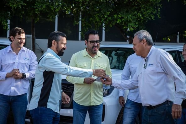 *Juan de Dios Gámez entrega vehículos y maquinaria a JAPAC*
