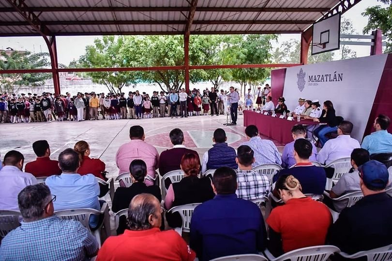 *”Los lunes cívicos son muy importantes para las escuelas porque aquí pueden exp *”Los lunes cívicos son muy importantes para las escuelas porque aquí pueden exp