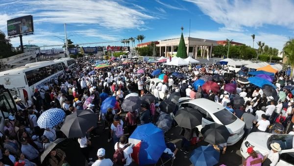 Más de 20 mil universitarios se mantuvieron firmes en protesta fuera del Congres
