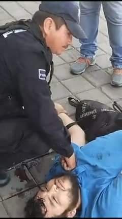 Policías de Culiacán, son increpados por ciudadanos cuando estos detienen a un j
