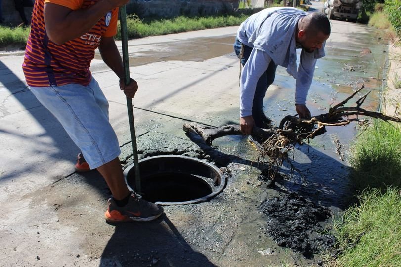 *Se atiende llamado de usuarios. Palos, basura y arena extrae JUMAPAM de subcole *Se atiende llamado de usuarios. Palos, basura y arena extrae JUMAPAM de subcole