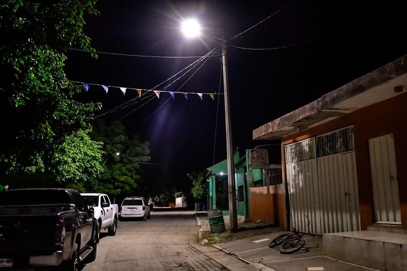 *¡Les llegó la luz! Nuevas lámparas LED iluminan a la comunidad de “El Guayabo”.