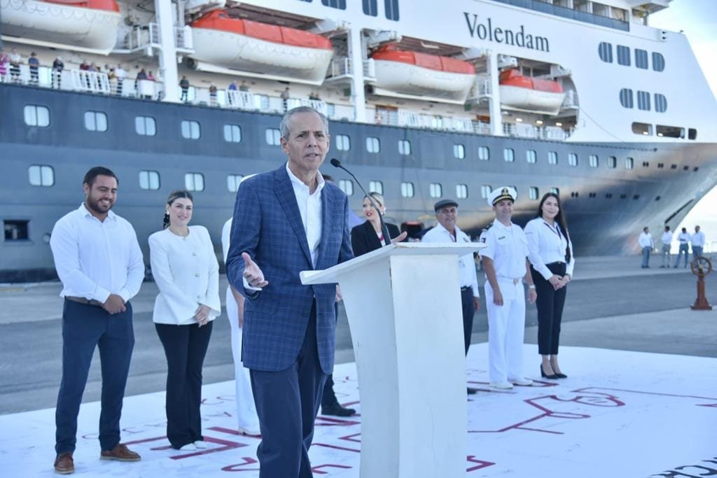 Alcalde Gerardo Vargas da la bienvenida a cruceristas en el Puerto de Topolobamp Alcalde Gerardo Vargas da la bienvenida a cruceristas en el Puerto de Topolobamp