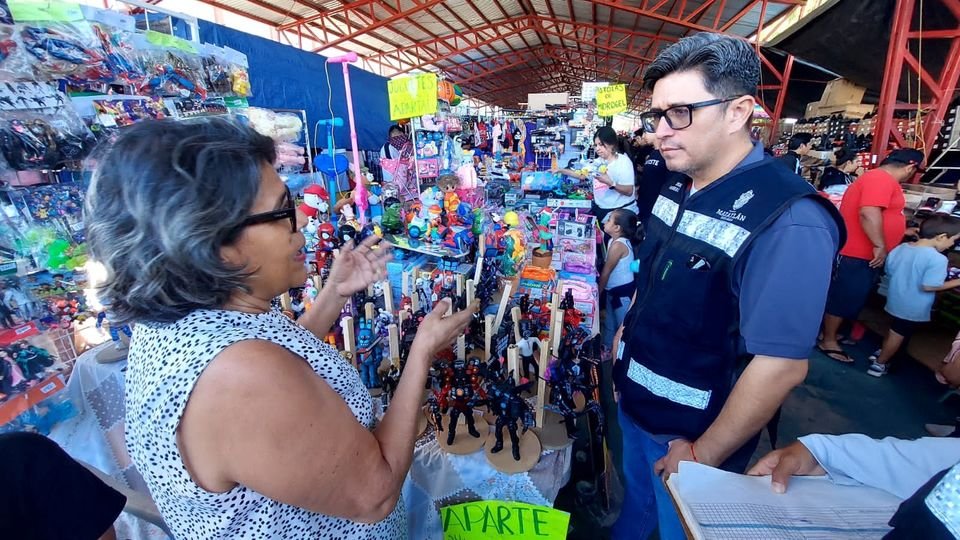 *Atiende Oficialía Mayor a ciudadanía y comerciantes en tianguis dominicales.*