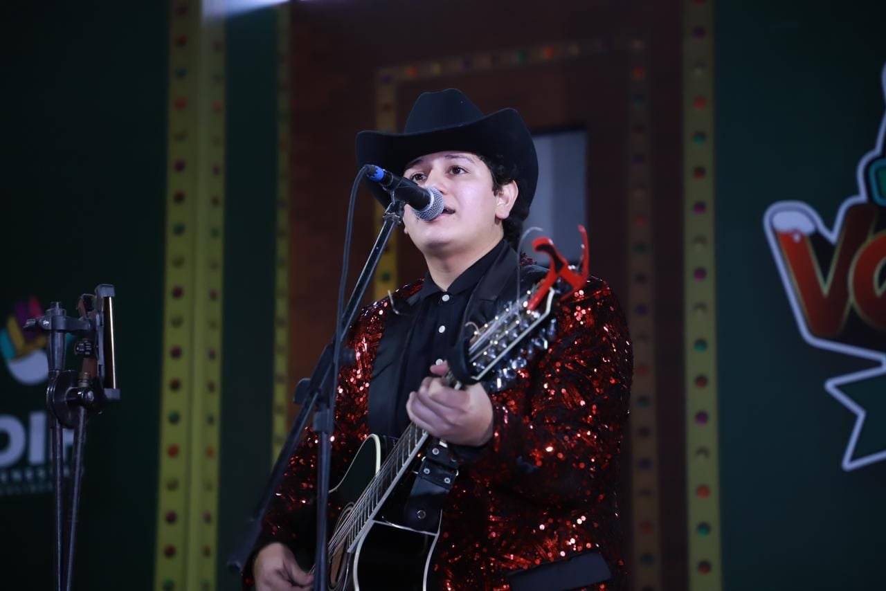 *Bailables y música en vivo  disfrutan asistentes de la verbena en la villa navi