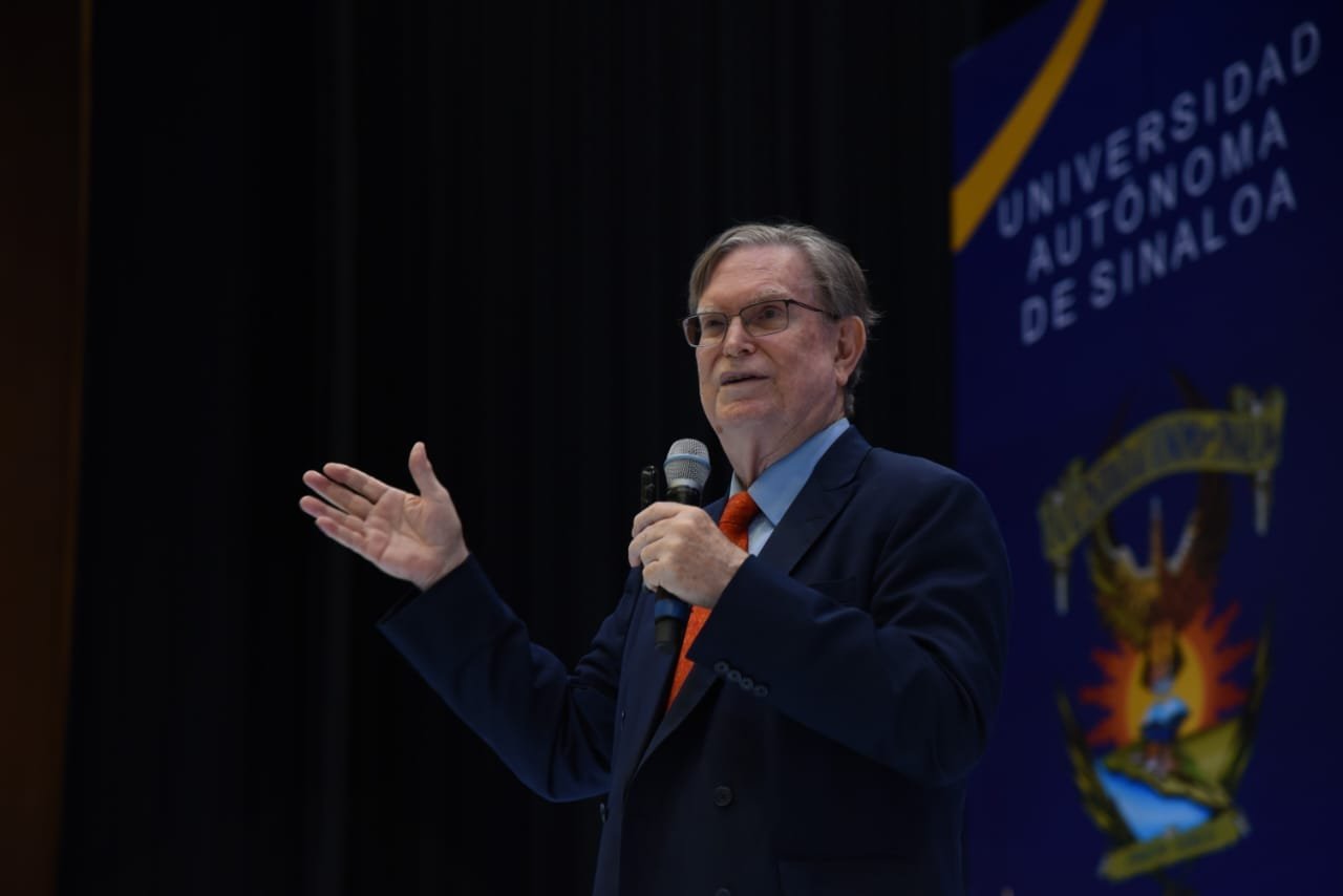 Con la Nueva Universidad como magna sede, George F. Smoot, Premio Nobel de Físic Con la Nueva Universidad como magna sede, George F. Smoot, Premio Nobel de Físic