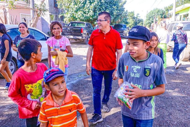 *Desean Feliz Navidad a los mazatlecos Alcalde Edgar González y la Presidenta de