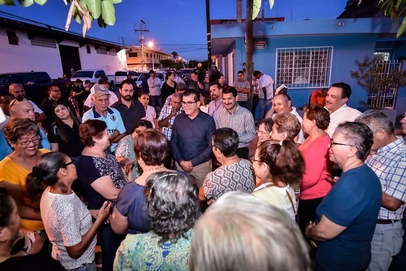 *Edgar González, escucha y se compromete a atender las necesidades de la colonia