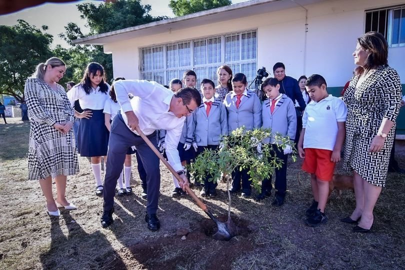 *Edgar González le apuesta a la educación y trabaja para resolver las necesidade