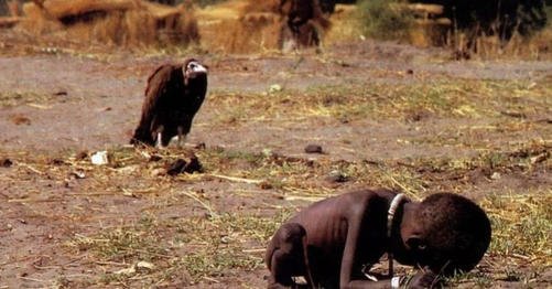 En 1993 el joven fotógrafo Kevin Carter, tomó una gráfica espeluznante que  most