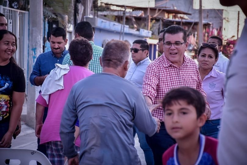 *Entrega Edgar González pavimentación de la calle Margarita Maza de Juárez, la m
