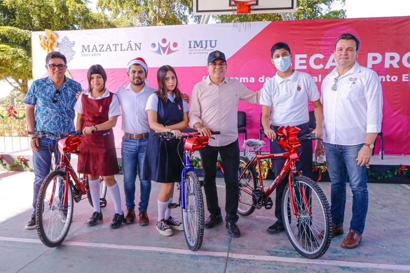 *IMJU realiza última entrega de becas Proase del año a 1,700 estudiantes de secu