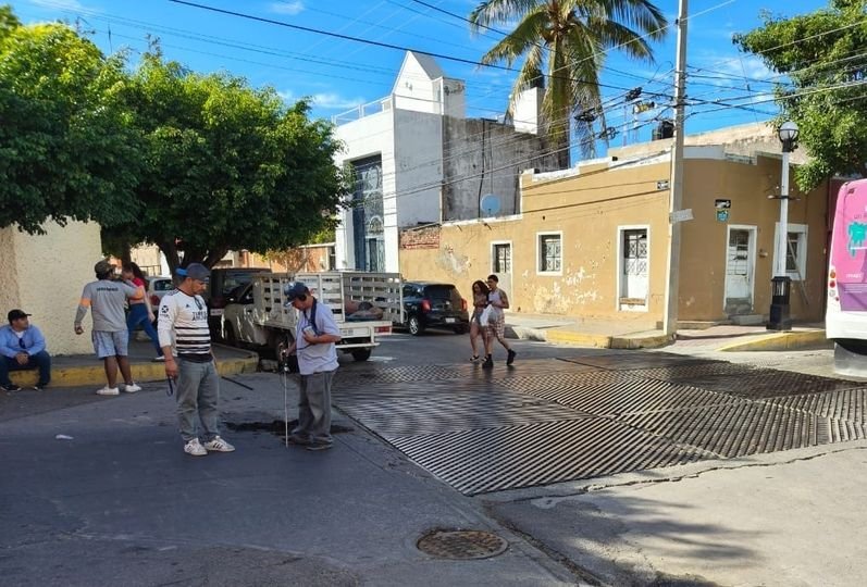 *JUMAPAM detecta fuga de agua potable en el Centro Histórico que causó el escurr