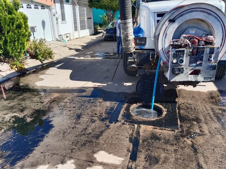 *JUMAPAM saca del drenaje un tapón de basura y tierra en Bugambilias*