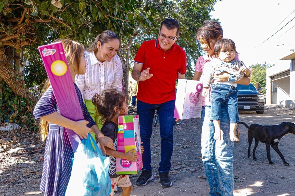 *Llevan Gobierno Municipal y Sistema DIF Mazatlán cenas navideñas a 30 familias