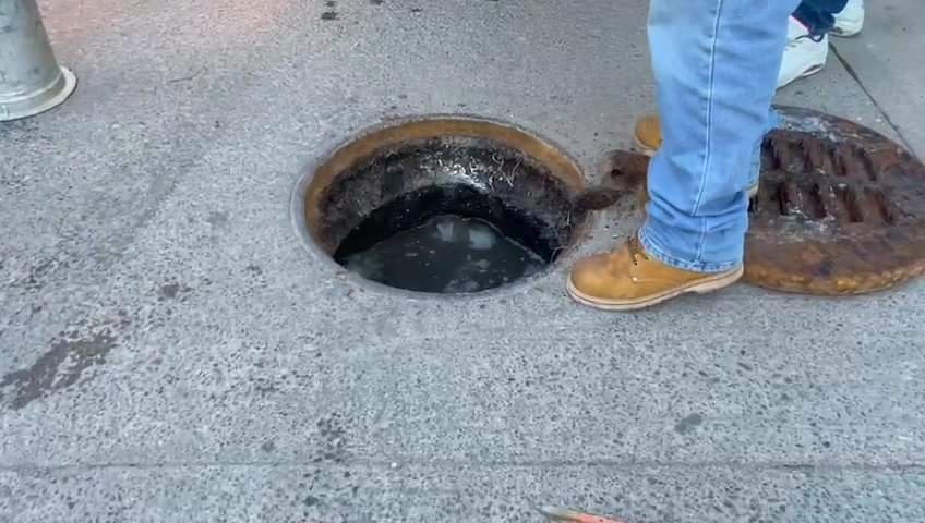 *Plásticos y grasas forman tapón en la red de atarjeas de La Obrera, causando de