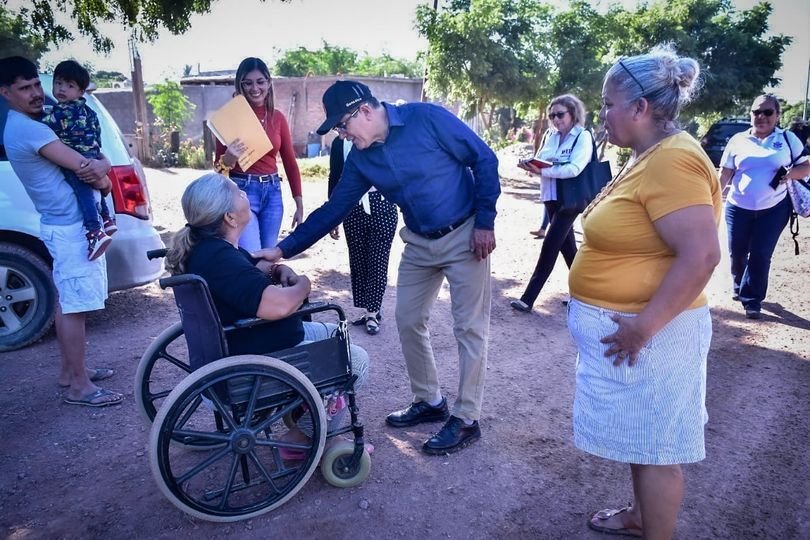 *Reciben con gratitud visita del Gobierno de Mazatlán familias de la Universo y *Reciben con gratitud visita del Gobierno de Mazatlán familias de la Universo y
