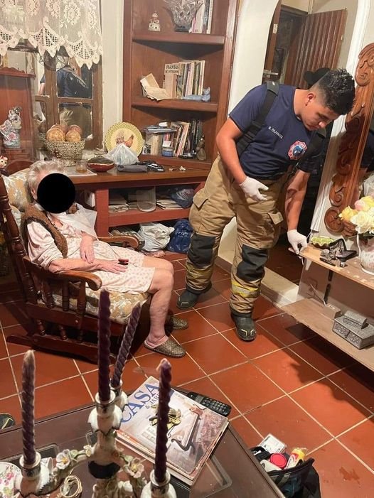Reporte de persona caída que se encontraba sola en el interior de una casa, atie Reporte de persona caída que se encontraba sola en el interior de una casa, atie