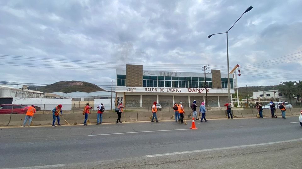 *Aseo Urbano mantiene activas jornadas de limpieza en accesos a la ciudad.*