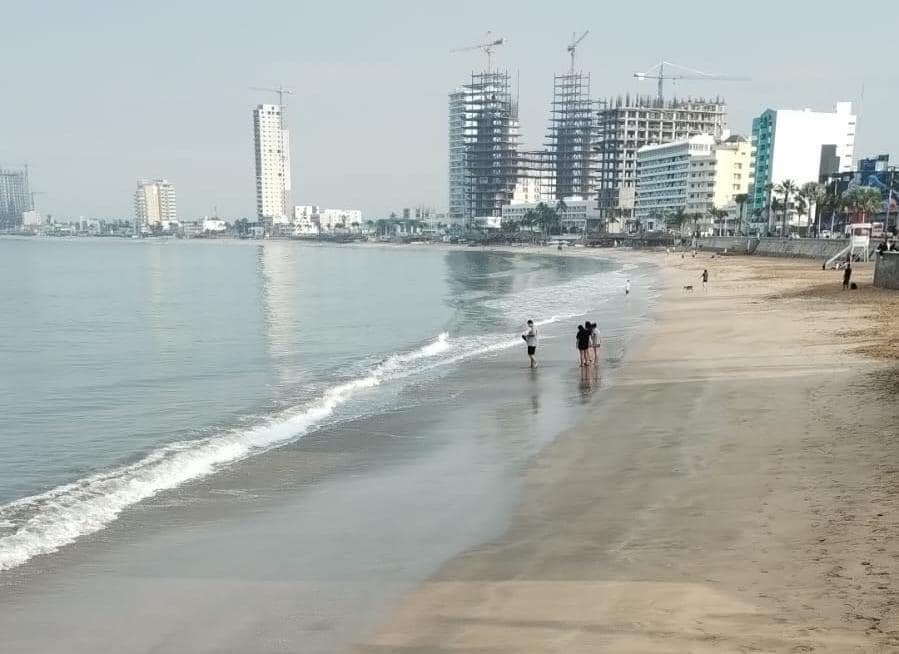 *Condiciones de playa favorables para bañistas este domingo en Mazatlán.* *Condiciones de playa favorables para bañistas este domingo en Mazatlán.*