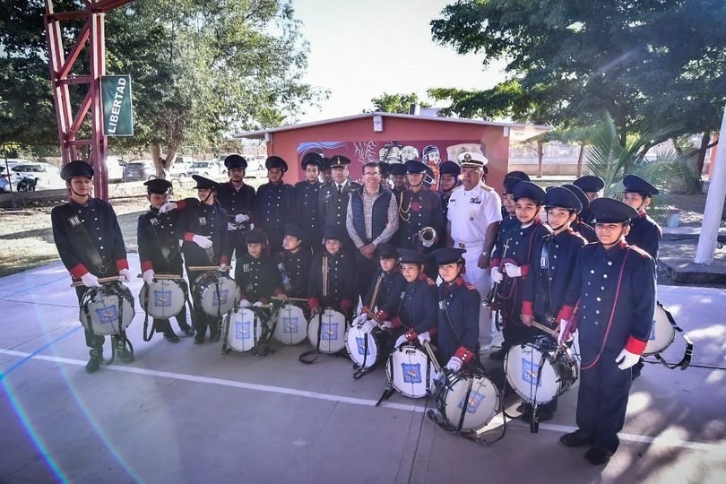 *“En toda la historia de nuestra escuela es el primer lunes cívico desde 1990”, *“En toda la historia de nuestra escuela es el primer lunes cívico desde 1990”,